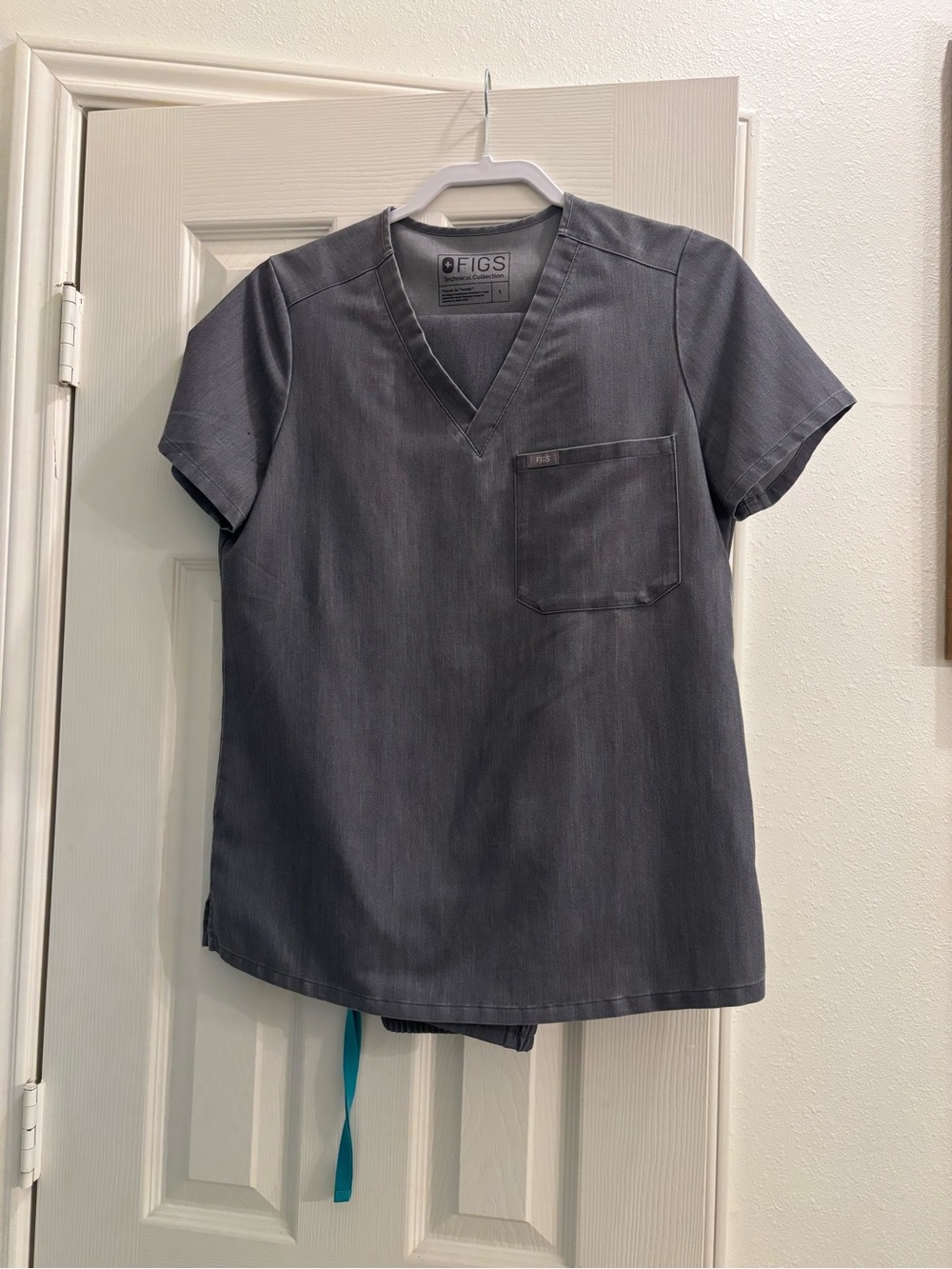 Figs Women’sGray V-Neck Short Sleeve Scrub Top